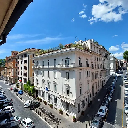 Classic Next To Popolo Square Apartment